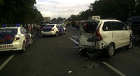 Polisi berusaha mengevakuasi kendaraan yang terlibat tabrakan dan mengatur kemacetan. Kompol Bestari Harahap/Kepala Induk PJR Jagorawi.