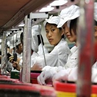 Buruh Pabrik iPhone Tersiksa, Apple Tutup Mata