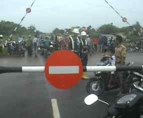 Tagih Pekerjaan, Warga Tuban Blokir Pintu Masuk Pabrik Semen Holcim