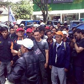 Puluhan Buruh Kawal Sidang Vonis Hakim Imas