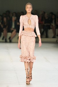 Alexander McQueen, Spring/Summer 2012. Paris Fashion Week 2012. [Foto: Pascal Le Segretain/Getty Images]