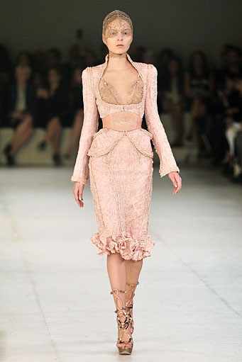 Alexander McQueen, Spring/Summer 2012. Paris Fashion Week 2012. [Foto: Pascal Le Segretain/Getty Images]