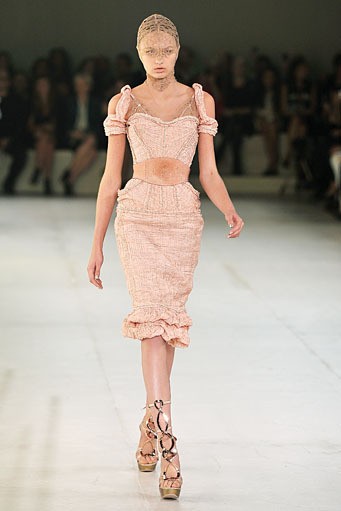 Alexander McQueen, Spring/Summer 2012. Paris Fashion Week 2012. [Foto: Pascal Le Segretain/Getty Images]