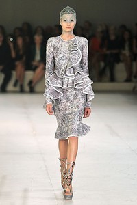 Alexander McQueen, Spring/Summer 2012. Paris Fashion Week 2012. [Foto: Pascal Le Segretain/Getty Images]