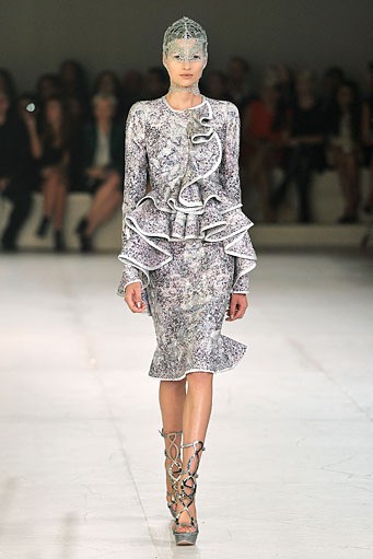 Alexander McQueen, Spring/Summer 2012. Paris Fashion Week 2012. [Foto: Pascal Le Segretain/Getty Images]