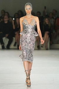 Alexander McQueen, Spring/Summer 2012. Paris Fashion Week 2012. [Foto: Pascal Le Segretain/Getty Images]