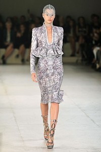 Alexander McQueen, Spring/Summer 2012. Paris Fashion Week 2012. [Foto: Pascal Le Segretain/Getty Images]