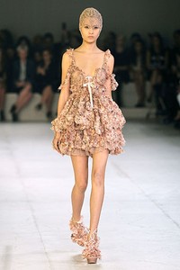 Alexander McQueen, Spring/Summer 2012. Paris Fashion Week 2012. [Foto: Pascal Le Segretain/Getty Images]