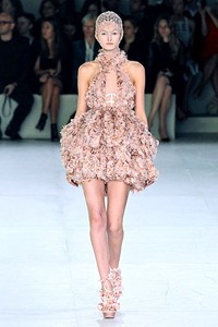 Alexander McQueen, Spring/Summer 2012. Paris Fashion Week 2012. [Foto: Pascal Le Segretain/Getty Images]