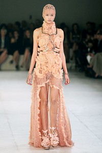 Alexander McQueen, Spring/Summer 2012. Paris Fashion Week 2012. [Foto: Pascal Le Segretain/Getty Images]