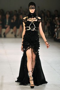 Alexander McQueen, Spring/Summer 2012. Paris Fashion Week 2012. [Foto: Pascal Le Segretain/Getty Images]