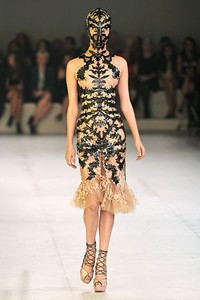 Alexander McQueen, Spring/Summer 2012. Paris Fashion Week 2012. [Foto: Pascal Le Segretain/Getty Images]