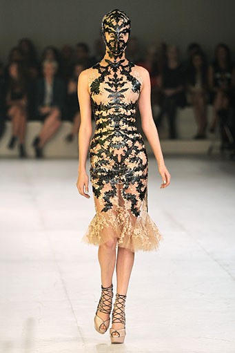 Alexander McQueen, Spring/Summer 2012. Paris Fashion Week 2012. [Foto: Pascal Le Segretain/Getty Images]