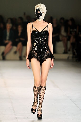 Alexander McQueen, Spring/Summer 2012. Paris Fashion Week 2012. [Foto: Pascal Le Segretain/Getty Images]