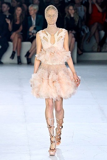 Alexander McQueen, Spring/Summer 2012. Paris Fashion Week 2012. [Foto: Pascal Le Segretain/Getty Images]
