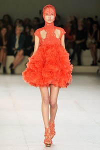 Alexander McQueen, Spring/Summer 2012. Paris Fashion Week 2012. [Foto: Pascal Le Segretain/Getty Images]