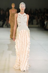 Alexander McQueen, Spring/Summer 2012. Paris Fashion Week 2012. [Foto: Pascal Le Segretain/Getty Images]