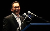 Lewat candaan itu Anwar menegaskan korupsi sangat tidak bermoral.