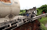 Truk semen menghantam pembatas jalan tol JORR Cikunir.