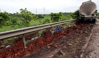 Dalam peristiwa itu supir truk mengalami luka ringan. Hingga kini truk yang berisi semen tersebut belum dievakuasi.