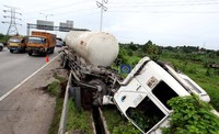 Peristiwa ini mengakibatkan kemacetan panjang di tol JORR Cikunir, Bekasi.
