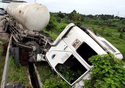Truk Molen Terguling, Tol JORR Merayap