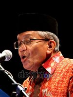 Taufiq Ismail, Dokter Hewan yang Jadi Sastrawan