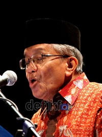 Kecintaan terhadap dunia sastra ditularkan dari lingkungan keluarganya yang suka membaca dan jurnalis. Ia mulai menulis di berbagai media, menjadi wartawan, dan menjadi salah satu pendiri majalah sastra Horison tahun 1966.