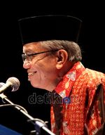 Taufiq Ismail, Dokter Hewan yang Jadi Sastrawan