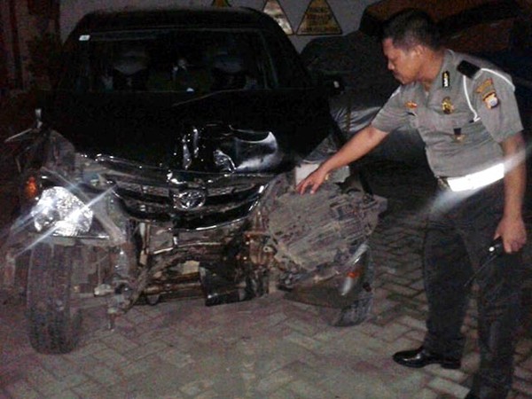 Avanza Tabrak 5 Warga