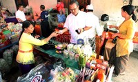 Dalam sehari, para pedagang bisa menjual tipat kelan hingga 50 tamas atau tempat.