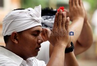 Umat Hindu memadati Pura Rawamangun untuk merayakan Galungan.