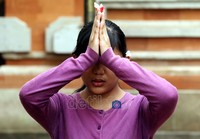 Umat Hindu khusyuk berdoa di Pura Rawamangun, Jakarta Timur.