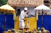 Pemangku menata dupa dan kembang untuk perayaan Galungan di Pura Aditya Jaya, Rawamangun, Jakarta.