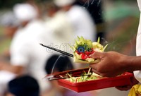 Seorang umat Hindu membawa kembang dan dupa memasuki tempat ibadah di Pura Aditya Jaya, Rawamangun, Jakarta.