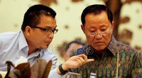 Menteri Amir Syamsudin berdiskusi dengan wakilnya, Denny Indrayana di acara publik ekpose 100 hari kepemimpinannya. Amir menonjolkan berbagai program yang telah terlaksana.