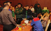 Mereka bahkan ada yang menggebrak meja.
