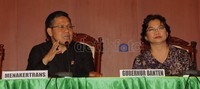 Muhaimin mengajak sekitar 10 perwakilan buruh masuk ke ruang kerjanya.
