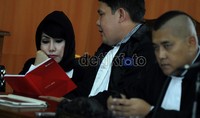Melinda Dee berkonsultasi dengan kuasa hukumnya. Jhoni Hutapea/detikcom.