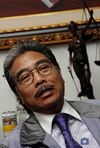 Hotma Sitompoel dikenal pengacara kaya raya. Tiap 2 tahun, ia mengganti koleksi mobil mewahnya. Pun demikian, dia tidak lupa kewajibannya sebagai advokat untuk membela rakyat kecil.