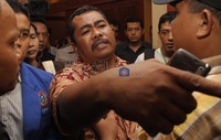 Meski sempat terjadi saling dorong, aksi mereka berhasil dihalau petugas. Ada sekitar 20 polisi yang menghalau mereka yang ingin masuk ke ruangan Ketua Umum PKB itu.