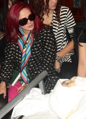 Mulan Jameela Antarkan Almarhum Ayah Ahmad Dhani