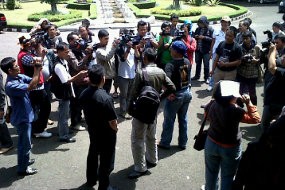 Jurnalis MNC TV Dipukuli PKL, Wartawan Gelar Aksi di Balaikota