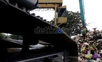 Seorang pemulung mengumpulkan sampah plastik di pintu air Manggarai.