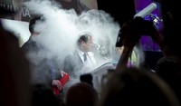 Hollande dilempari tepung terigu saat sedang berada di podium untuk mempersiapkan kampanyenya terkait perumahan rakyat. AFP/Fred Dufour.