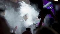 Tepung yang dilempar wanita itu mengenai kacamata, leher dan setelan jasnya. AFP/Fred Dufour.