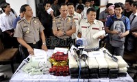 Polisi menggelar barang bukti narkoba yang disita dari 8 tersangka di Mapolda Metro Jaya, Jakarta, Kamis (2/2/2012). Jhoni Hutapea/detikcom.