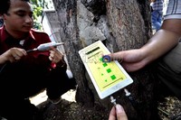 Alat yang digunakan itu untuk memeriksa adanya rongga atau keropos di dalam batang pohon. Jhoni Hutapea/detikcom.