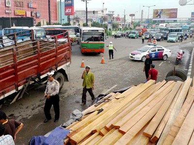 Brukk...Truk Isi Kayu Balok Terguling