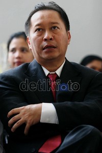 Humphrey menyelesaikan studi hukum di FH UI lalu ke Southern Methodist University, Dallas, Texas, USA, serta menggondol program doktor dari Universitas Padjadjaran.
